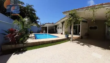 Casa Térrea Aconchegante com Excelente Localização a 250 Metros do Mar.