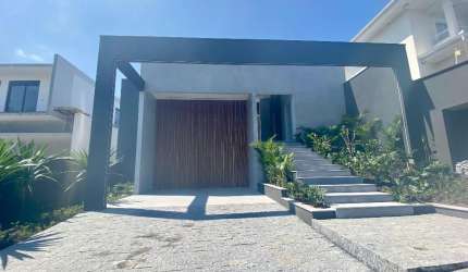 Casa Pedra Branca com 3 suítes, 4 banheiros e 4 vagas de garagem