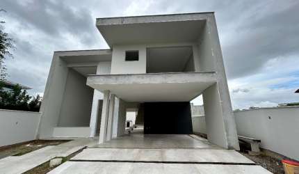 Casa na Pedra Braca com 4 quartos sendo 3 suítes, 5 banheiros e 2 vagas de garagem