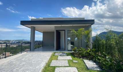 Casa no Sertão do Maruim com 3 quartos sendo 1 suíte, 3 banheiros e 2 vagas de garagem