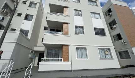 Apartamento a vendo com 2 quartos, 1 banheiro e 1 vaga de garagem.