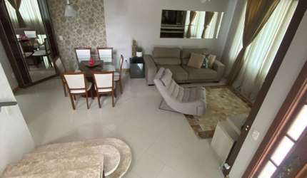 Casa a venda com 3 quartos sendo 1 suíte, 2 banheiros e 1 vaga de garagem.