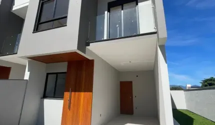 Casa a venda com 3 quartos sendo 1 suíte, 3 banheiros e 1 vaga de garagem.