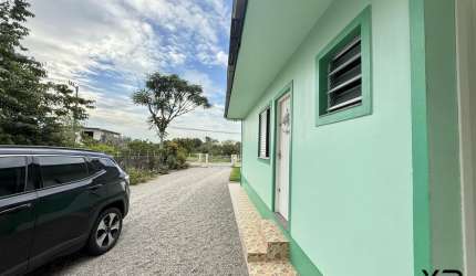 Casa a venda com 3 quartos, 2 banheiros e 2 vagas de garagem.