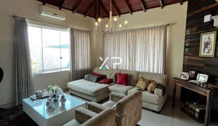 Casa de alto padrão com 3 dor, acabamentos premium e localização privilegiada.
