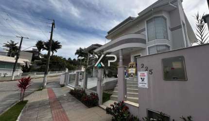 Casa na Pedra BRanca a venda com 4 quartos sendo 1 suíte, 3 banheiros e 2 vagas de garagem