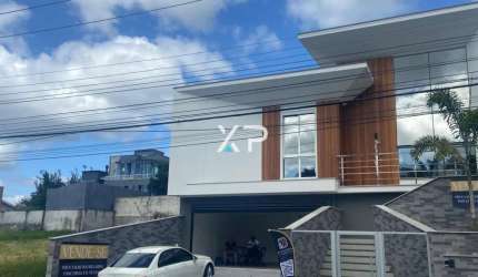 Casa na Pedra Branca com 3 suítes, 4 banheiros e 2 vagas de garagem