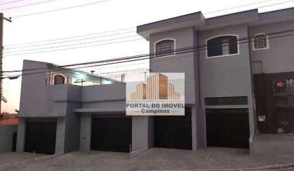 Casa com 3 salões na parte inferior.