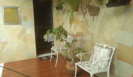 Casa com 2 quartos à venda na Rua Arcozelo, Vila Valqueire, Rio de Janeiro, 160 m2 por R$ 890.000