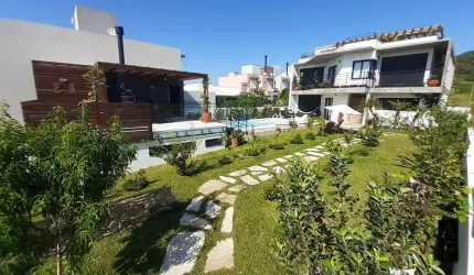 Casa em Garopaba com Terreno Amplo e Piscina Aquecida