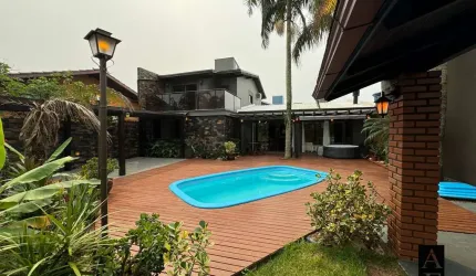 Casa à Venda em Garopaba/SC Próxima ao Mar com Quatro Suítes