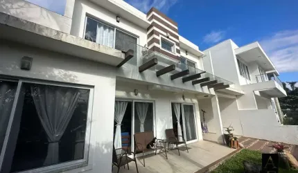 Casa uma quadra do mar