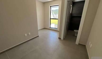 SOBRADO EM ITAPEMA, COM 03 DORMS., SENDO 01 SUITE,