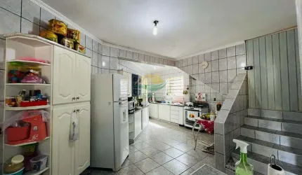 Casa com duas Salas excelentes, cozinha azulejada, três quartos e garagem em Terra Preta SP/.