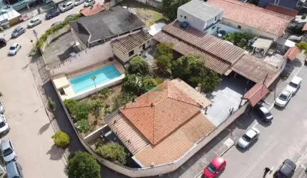 Casas em um ótimo terreno para construir salas comerciais ou qualquer tipo de comércio em ponto estratégico bem comercial.