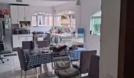 Lindo Sobrado 3 dormitórios, 3 suítes, 6 vagas e uma edícula nos fundos