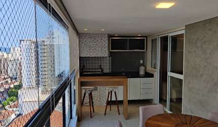 POMPÉIA – VENDA – 03 DORM – VARANDA GOURMET – PRÓXIMO AO MAR – LAZER COMPLETO - VAGA DEMARCADA