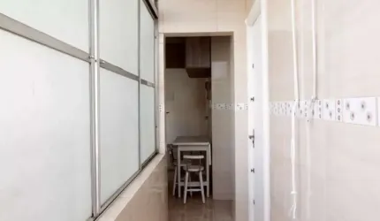 •Imóvel aconchegante à venda com 2 quartos, 1 quarto para empregada e 1 banheiro no total.