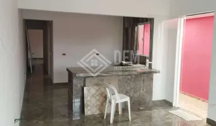 Casa à venda no bairro Alto Ipiranga em Mogi das Cruzes com edícula nos fundos.