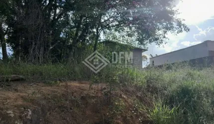Casa Chalé em construção com cômodos amplos e ensolarada