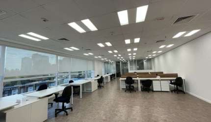 Sala comercial com 4 salas para alugar na Avenida Roque Petroni Júnior, 850, Jardim das Acacias, São Paulo por R$ 36.540