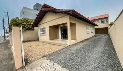 TERRENO COM 2 EDIFICAÇÕES INDEPENDENTES A 170 METROS DO MAR, LOCALIZADO NO BAIRRO MEIA PRAIA
