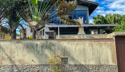 SOBRADO NO CENTRO DE BARRA VELHA COM 03 DORMITÓRIOS SENDO 01 SUÍTE
