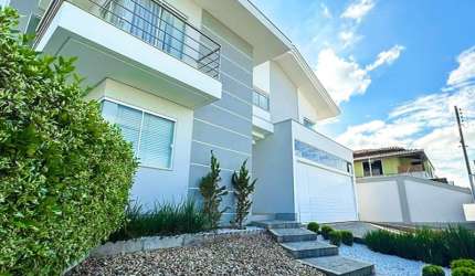SOBRADO DE ALTO PADRÃO - LOCALIZADO EM ITAJAI - MOBILIADO E AVERBADO COM 585 m² DE TERRENO