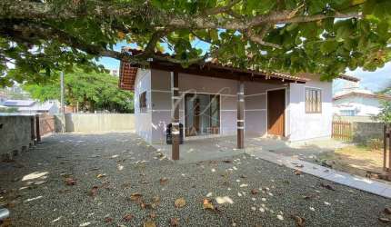 Casa para venda  no bairro Itacolomi em Piçarras- SC