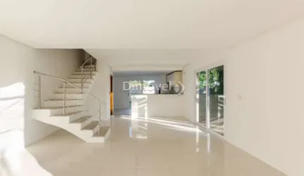 Casa em condomínio fechado com 3 quartos à venda na Rua Jacundá, 66, Guarujá, Porto Alegre por R$ 695.000