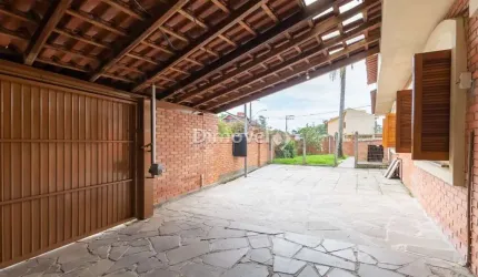 Casa com 3 quartos à venda na Rua Oiampi, 420, Guarujá, Porto Alegre por R$ 490.000