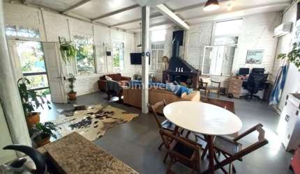 Casa com 3 quartos à venda na Rua Charruas, 59, Espírito Santo, Porto Alegre por R$ 750.000