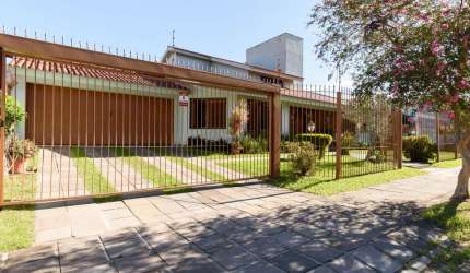 Casa com 5 quartos à venda na Rua Caiapó, 15, Vila Assunção, Porto Alegre por R$ 2.600.000