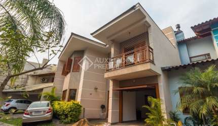 Casa em Condomínio à venda com 3 quartos 240 m²