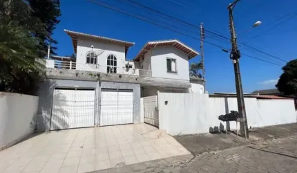 Linda casa na Armação do Itapocoroy