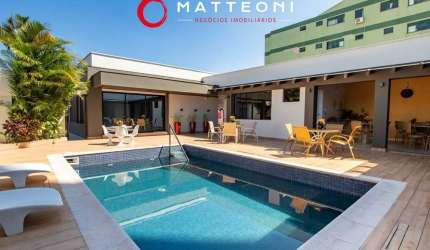 Casa Espaçosa com Piscina e Área para Escritório: Conforto e Versatilidade