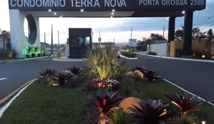 Casa Térrea em condomínio fechado.