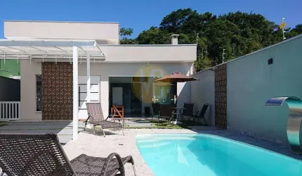 Casa na Praia - 3 Dormitórios sendo 1 Suíte - Massaguaçu - Caraguatatuba