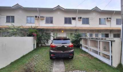 Casa em condomínio fechado com 4 quartos à venda na Rua Oswaldo Lussac, Pechincha, Rio de Janeiro, 113 m2 por R$ 300.000