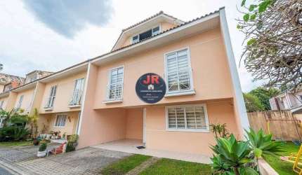 Triplex em condomínio, 3 quartos sendo uma suíte com 140m²