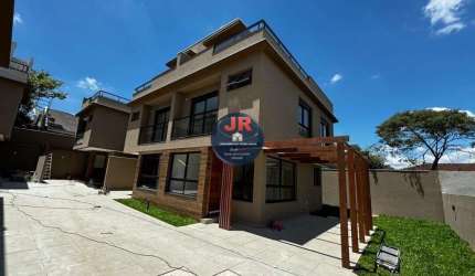Sobrados triplex em condomínio a venda no bairro tingui