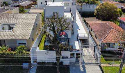Sobrado triplex com 3 vagas no subsolo lado a lado 3 quartos sendo 1 suíte e terraço com banheiro a venda no guabirotuba