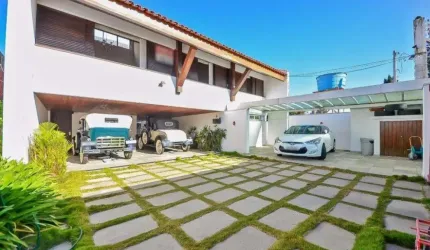 ESPETACULAR CASA A VENDA  DISTANTE  DUAS QUADRAS DA AV PRES KENNEDY - CURITIBA