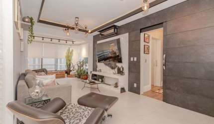 Amplo e elegante apartamento de 2 dormitórios, com 111m² privativos, no coração do Menino Deus.