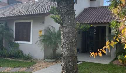 Linda casa de 3 dormitórios, a poucas quadras do mar e do centro