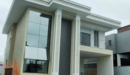 Casa em condomínio fechado em Florianópolis com móveis planejados
