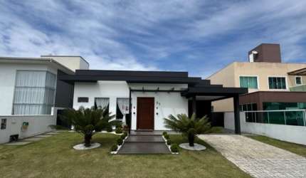 Casa térrea em condomínio fechado