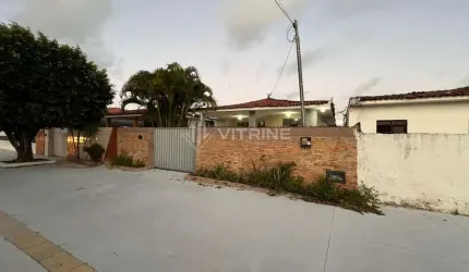 &amp;#127968; Aluguel no Cristo: Casa Grande (250m²), Quintal Espaçoso, 4 Quartos (2 Suítes) e 1 DCE