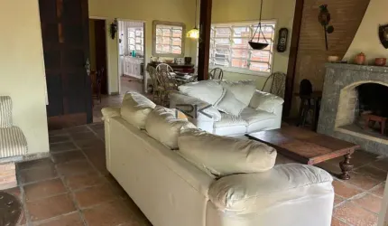 CASA EM CONDOMINIO COM 4 DORMITÓRIOS SENDO 1 SUÍTES,2 VAGAS DE GARAGEM,VARANDA GOURMET COM CHURRASQUEIRA