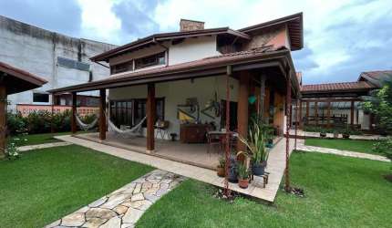CASA EM CONDOMINIO FECHADO COM 4 DORMITÓRIOS SENDO 1 SUÍTES,2 VAGAS DE GARAGEM,VARANDA GOURMET COM CHURRASQUEIRA E PISCINA.